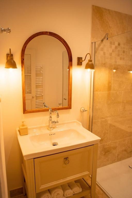 La Maison Du Bassin LʼIsle-sur-la-Sorgue Dış mekan fotoğraf